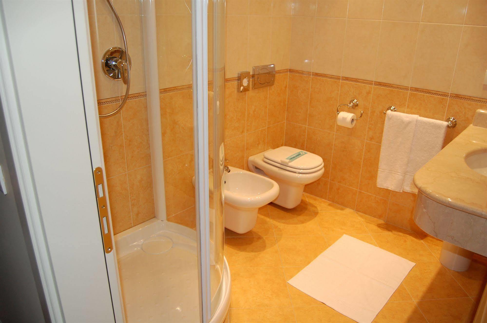 Calcinate Hotel Motel Gold מראה חיצוני תמונה